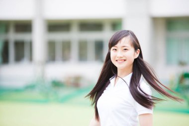 Kameraya bakan Japon okul kızının portresi.