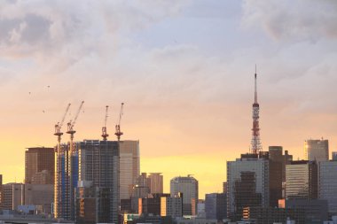 Alacakaranlıktaki şehir gökdelenlerinin manzarası