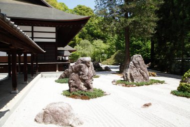 Eski bir Japon tapınağının manzaralı fotoğrafı.