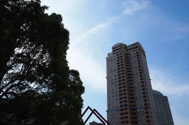 Gündüz vakti kentsel alandaki konut binalarının görüntüsü