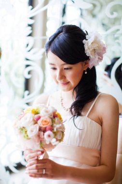 Gelinlikli güzel Asyalı kadın.