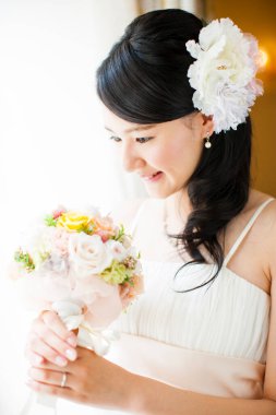 Gelinlik içinde buketli güzel Japon gelin.