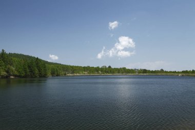 yeşil dağlarda göl 