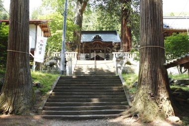 Güzel antik Japon tapınağının manzaralı görüntüsü.