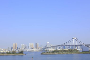 Gökkuşağı Köprüsü, Tokyo 'nun kuzeyinde Shibaura Rıhtımı ile Japonya' nın Minato kentindeki Odaiba rıhtımı arasında bir asma köprü.