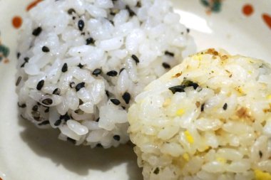 Japon yemeği suşisi ve pilav.