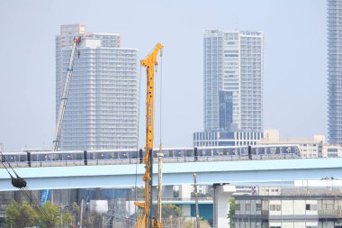 Gökyüzünün arka planında inşaat vinci. İnşaat alanı.