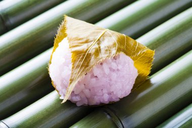 Sakura Mochi, Japon geleneksel şekerleme. Tuzlu yapraklarla sarılmış.