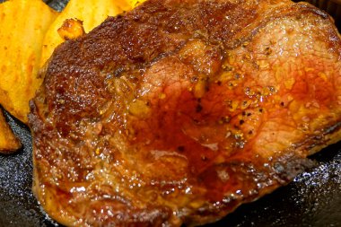 Soslu ve sebzeli ızgara et.