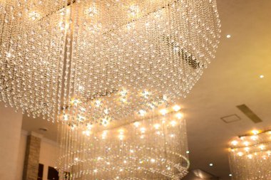 Güzel lüks avizeler şık restoran iç mekanlarında düğün resepsiyonunda                