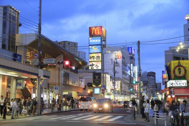 Tokyo City Caddesi 'nin Japon insanlarla dolu olduğu gece manzarası..