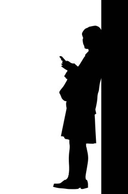 Akıllı telefonlu bir kızın silueti. 