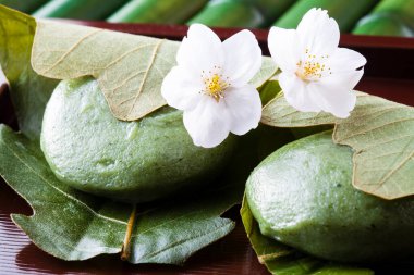 Sakura Mochi, Japon geleneksel şekerleme. Tuzlu yapraklarla sarılmış.