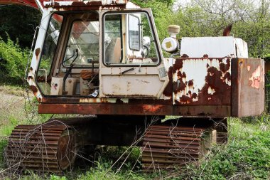 Eski paslı ağır kazıcı dışarıda. 