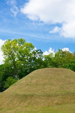 Takamatsuzuka Mezarı, Asuka, Nara, Japonya 'da bulunan dairesel bir mezar.