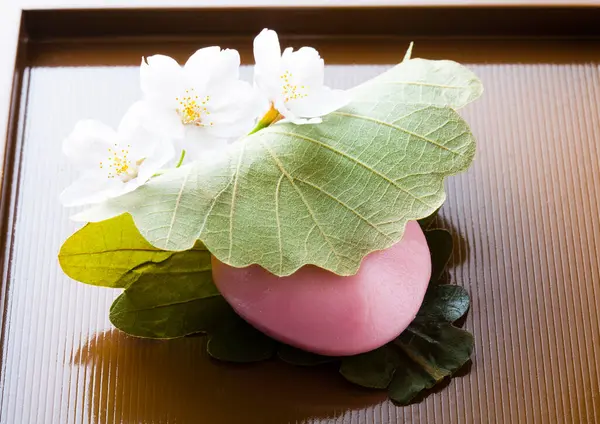 Sakura Mochi Japon Geleneksel Şekerleme Tuzlu Yapraklarla Sarılmış — Stok fotoğraf