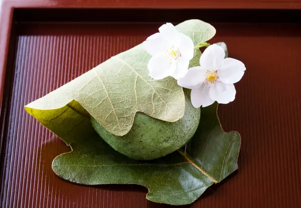 Sakura Mochi Traditionelles Japanisches Gebäck Mit Gesalzenen Blättern — Stockfoto