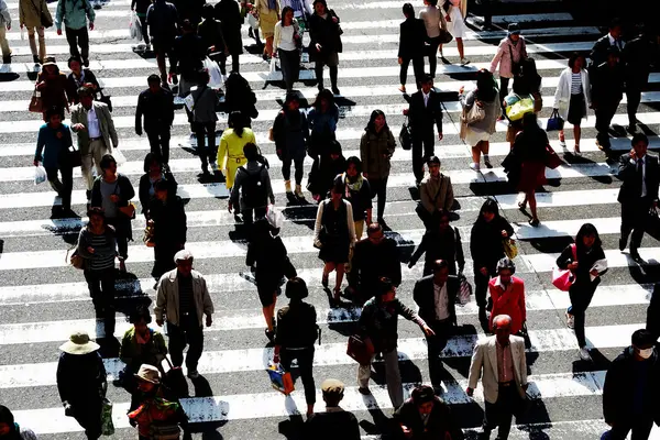 Tokyo, Japonya 'da insanlar karşıdan karşıya geçiyor.