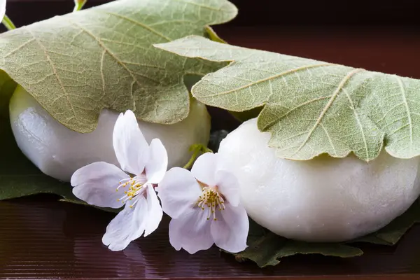 Sakura Mochi Traditionelles Japanisches Gebäck Mit Gesalzenen Blättern — Stockfoto