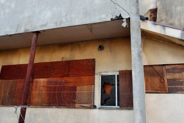 Şehirdeki eski ahşap ev.