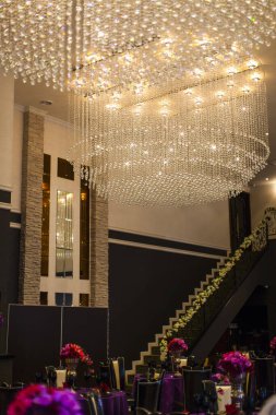 Törenden önce gelinlik giymiş güzel bir gelinin portresi.