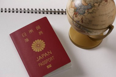 Japon pasaportu ve küresinin yakın görüntüsü, seyahat kavramı geçmişi