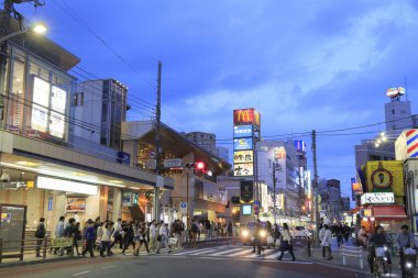 Tokyo City Caddesi 'nin Japon insanlarla dolu olduğu gece manzarası..