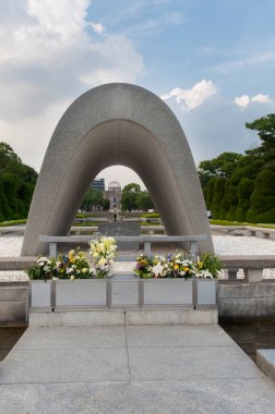Çiçekli beton kemer yapısı