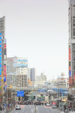 Japonya 'nın uçsuz bucaksız şehri, öğlen güneşinin yüksek yoğunluklu ışığıyla yıkanır..