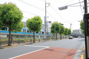 Tokyo, Japonya 'daki tren istasyonu manzaralı.