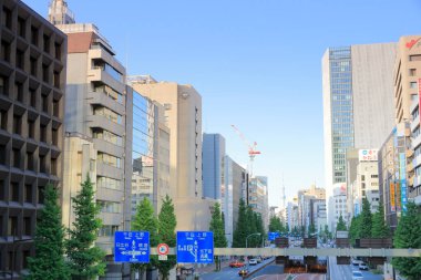 Mavi gökyüzü üzerinde modern gökdelenler 