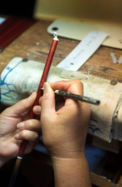 Kırmızı Nesne Üzerinde Ayrıntılı El Sanatının Yakın Çekimi