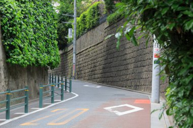 Kuragarizaka, aynı zamanda Kurayami-zaka olarak da bilinir, Kanazawa, Japonya 'da dar, karanlık bir yamaç, taş duvarlar ve yemyeşil