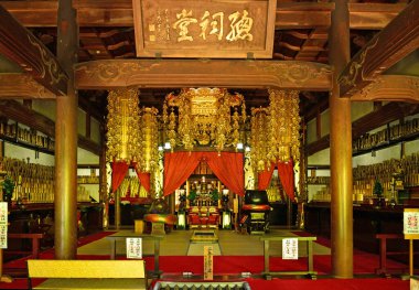 Eski bir Japon tapınağının büyüleyici görüntüsü