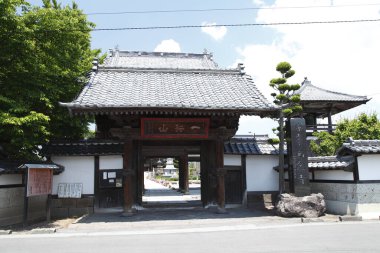 Saygıdeğer bir Japon tapınağının manzaralı tasviri