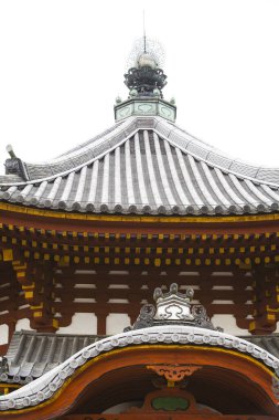 Geleneksel bir Japon türbesinin sakin fotoğrafı