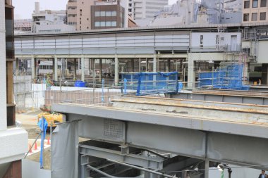 İnşaat sahasında istiflenmiş yapı ve yapı malzemeleri görülüyor.