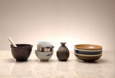 Çeşitli Japon Seramik Kâseleri ve Sake Şişelerinin Yaşamı