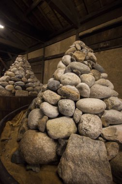 İçeride üçgen şeklinde dizilmiş pürüzsüz taş yığınları.