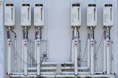 Duvarında elektrik kabloları olan elektrik prizleri.