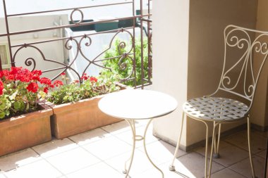 Modern bir apartmanın içinde.