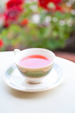 Beyaz bir fincanda pembe çay.