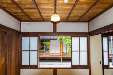 Geleneksel Japon İçi Kaygan Shoji Kapıları ve Ahşap Tavanlı