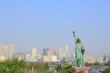 Odaiba Deniz Parkı Gökkuşağı Köprüsü ve Kopya Özgürlük Heykeli, Tokyo, Japonya