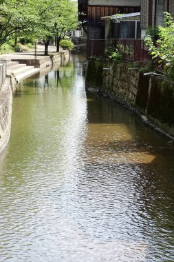 Şehrin güzel su kanalı manzarası, su arıtma sistemi.                    