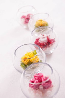 Cam kaselerde dizilmiş renkli güller.