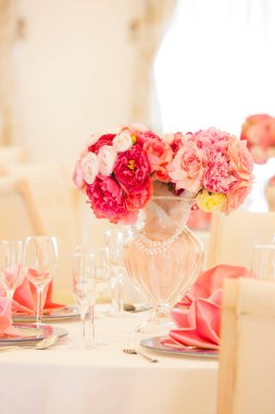 Düğün resepsiyonunda çiçekli güzel bir masa.     