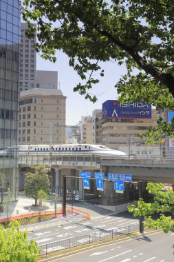 Shinkansen Mermi Treni Modern Şehir Merkezi 'nden geçiyor.