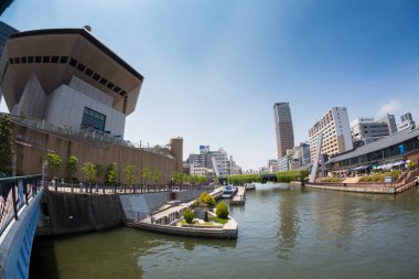 Modern Mimari ve İskeleli Riverside Şehir Manzarası