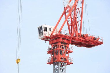 Gökyüzünün arka planında inşaat vinci. İnşaat alanı.